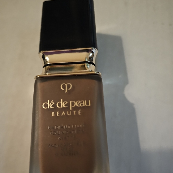 Cle de peau radiant fluid foundation. 36 ml net weight. - Picture 3 of 7